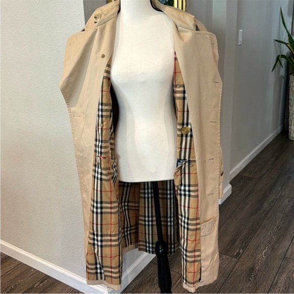 Authentic Burberry trench coat with belt - Picture 3 of 13